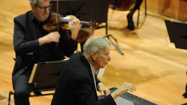 Benefizkonzert: Keine Spur von Müdigkeit: Der 93-Jährige Blomstedt dirigiert das BRSO im leeren Herkulessaal, es spielt Stücke von Grieg, Schubert und Mozart.