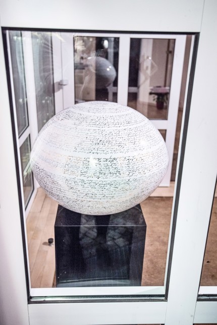 Starnberg: Der "Kugelbrief" ist "Kunstwerk des Monats" in Berg und ebenso hinter Glas zu sehen.