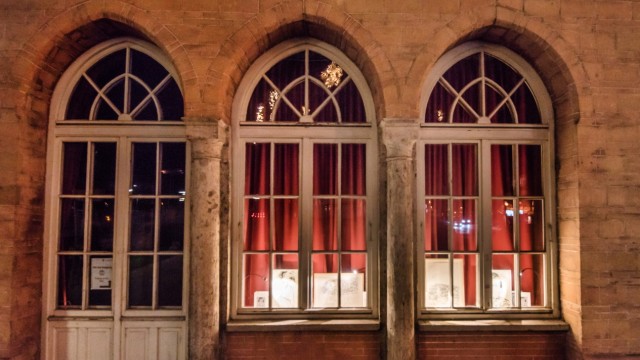 Starnberg: Sehenswertes in der Auslage: Die Reihe "Nah- fern" zeigt Exponate der aktuellen Schau in den Fenstern des Starnberger Bahnhofs am See.
