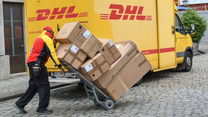 DHL-Paketzustellung in der Vorweihnachtszeit in Freiburg. *** DHL parcel delivery in Freiburg during the pre-Christmas