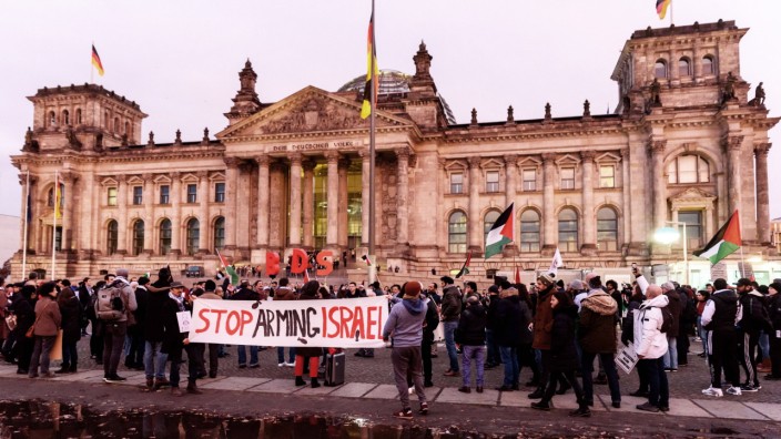 Anhänger der BDS-Kampagne protestieren vor dem Deutschen Bundestag