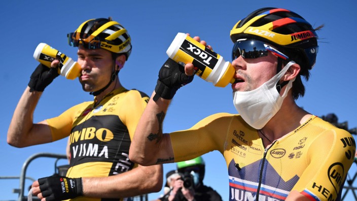 Radsport: Erfrischung nötig: Der Niederländer Tom Dumoulin und der Slowene Primoz Roglic legen auf der 6. Etappe der diesjährigen Tour de France eine Trinkpause ein.