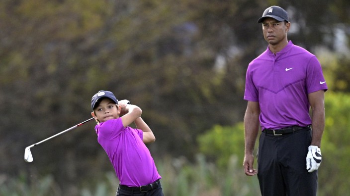 Sohn von Tiger Woods: Volle Konzentration: Tiger Woods beäugt den Schwung seines Sohnes Charlie bei der PNC Championship in Orlando, Florida.