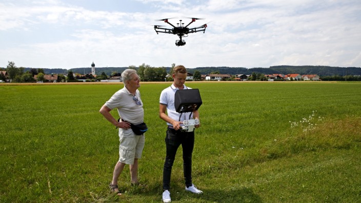 Protest gegen S7-Verlängerung: Doku mit Drohne: Heinz Wensauer (links) bei den Dreharbeiten.