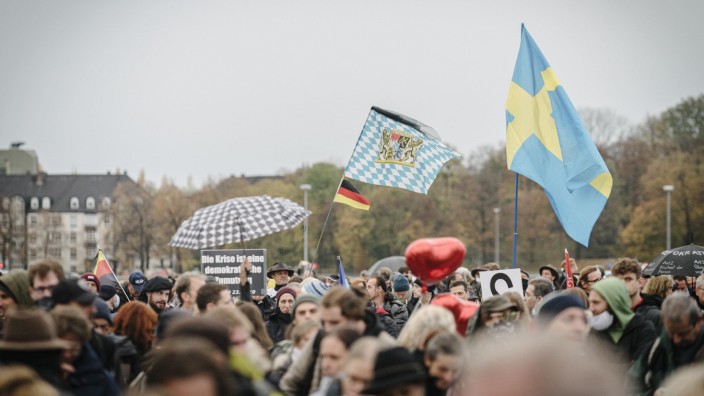 Demonstrierende nehmen am Sonntag, den 1. November 2020 an der Querdenker Demonstration auf der Theresienwiese in München (Oberbayern) teil. Die Bewegung steht in der Kritik, eine Plattform für Verschwörungstheoretiker zu sein.