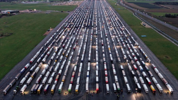 Handel: Lkw parken im Dezember auf dem Manston-Flughafen in England. Zuvor hatte Frankreich die Grenze wegen des Virus geschlossen.