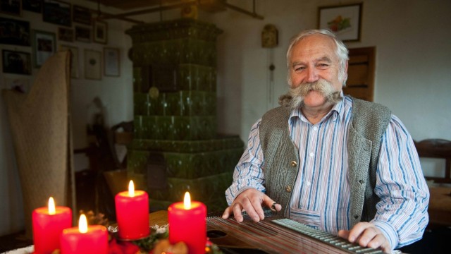 Auf der Suche nach dem perfekten Weihnachtslied: Kreisheimatpfleger Sepp Huber aus Sensau, seines Zeichens Zitherspieler, mag es traditionell-alpenländisch.
