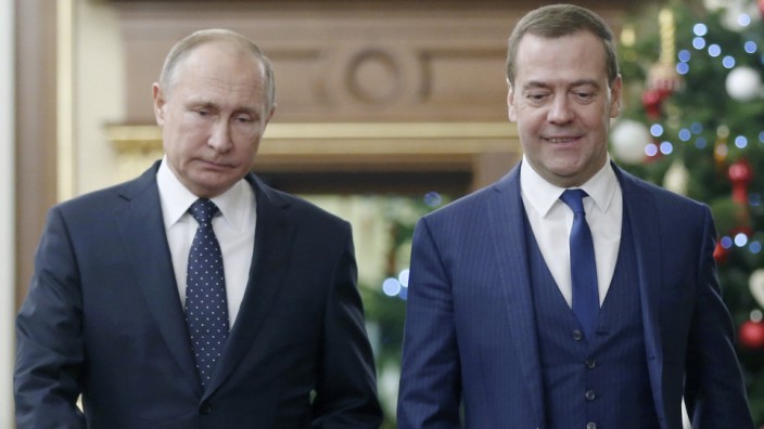 Russland: Auch der frühere russische Staatschef Dmitrij Medwedjew (r.) kann sich auf das neue Immunitätsgesetz berufen.