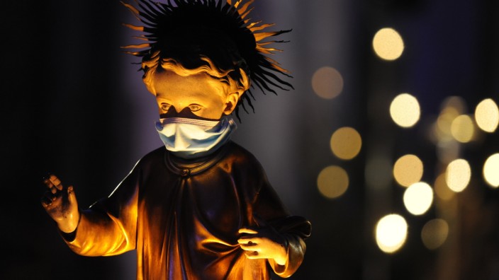Weihnachten zu Corona-Zeiten: In der Kirche St. Maximilian ist das Jesuskind mit einer Maske ausgestattet worden.