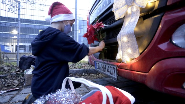 Nandlstadt: Nachbarssohn Robin hilft Cindy Schneppe beim Schmücken ihres LKWs. Er fährt am 25. Dezember auch mit.