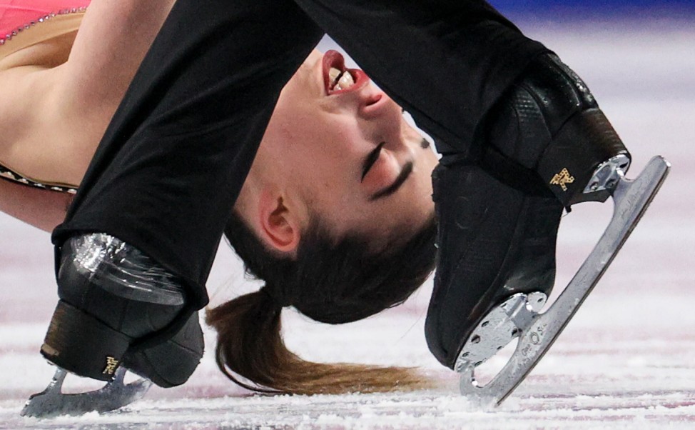 Sport Bilder des Tages CHELYABINSK, RUSSIA - DECEMBER 24, 2020: Pair skaters Karina Akopova and Nikita Rakhmanin perform