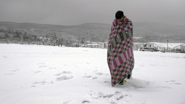 Bosnien-Herzegowina: Ein Mann versucht sich mit einer Decke gegen die Kälte zu schützen.