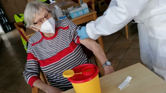Kampf gegen das Coronavirus: Der Start verlief nicht überall so reibungslos wie bei Maria Möse, 93, im Plattlinger BRK-Seniorenheim im Landkreis Deggendorf.