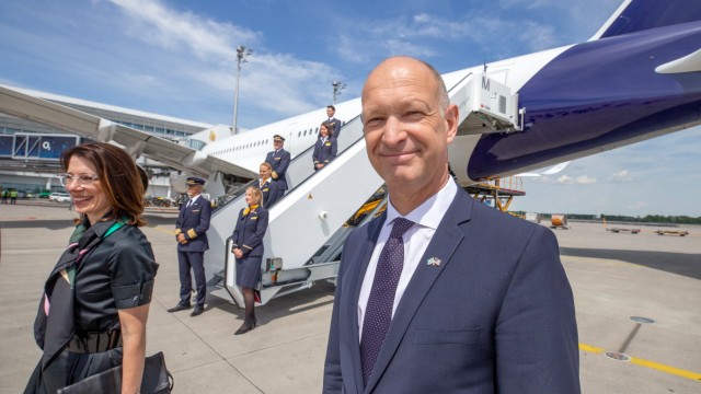 Geschäftsführer Flughafen München Jost Lammers / Lufthansa nimmt ihren Flugverkehr von München nach USA wieder auf und