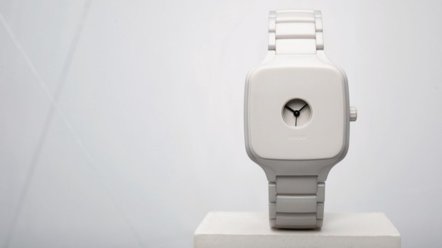 Kurz gesichtet: Bitte recht zeitlos: Keramik-Armbanduhr von Rado.