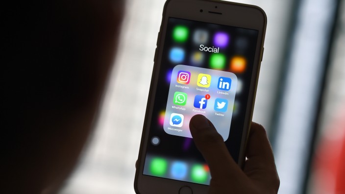 Social Media: Datenrecherchen der SZ zeigen, wie Facebook Usern immer wieder die Mitgliedschaft in politischen Gruppen vorschlägt.