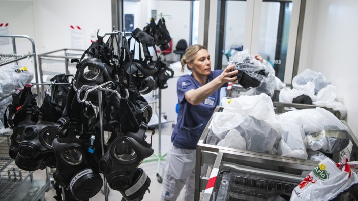 Corona-Maßnahmen: Eine schwedische Krankenschwester bereitet Gasmasken zum Schutz vor Corona vor. Der Sonderweg ist gescheitert.