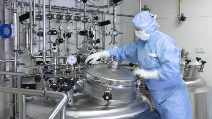 Pharma-Unternehmen in Grünwald: Am Hauptproduktionsstandort in Brehna wird der Impfstoff hergestellt (im Foto ein Laborant bei einer Tablettenherstellung).
