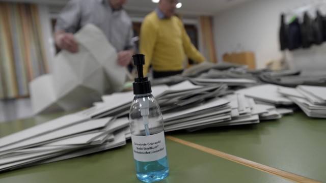 Kommunalwahl 2020: Wahlhelfer in Grünwald beim Auszählen – und mit Desinfektionsmittel.