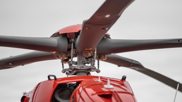 Luftrettung: Fünf Rotorblätter lassen den neuen Hubschrauber abheben.