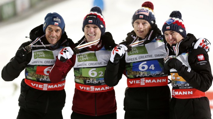 Vierschanzentournee: Doch schon von Anfang bei der Tournee dabei: Polens Skispringer um Piotr Zyla (v.l., hier bei der Skiflug-WM in Planica), Andrzej Stekala, Dawid Kubacki, und Kamil Stoch.