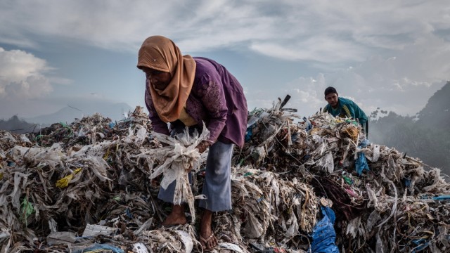 Problem Abfallentsorgung: Eine Frau sammelt importierten Plastikmüll in Surabaya, Indonesien, um ihn zu einer Recycling-Anlage zu bringen.