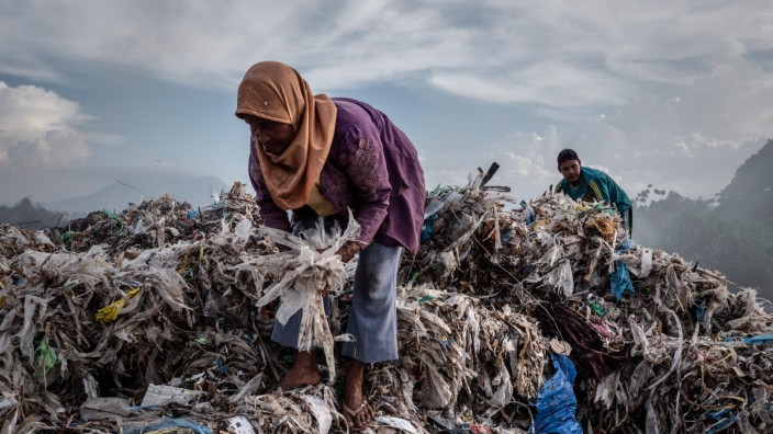 G-7-Treffen: Eine Frau sammelt importierten Plastikmüll in Surabaya, Indonesien, um ihn zu einer Recycling-Anlage zu bringen.