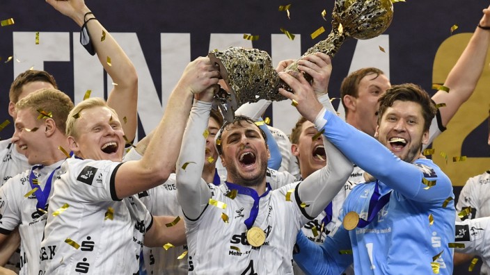 Handball: Endlich wieder ganz oben: Die Kieler recken den Champions-League-Pokal in die Höhe.