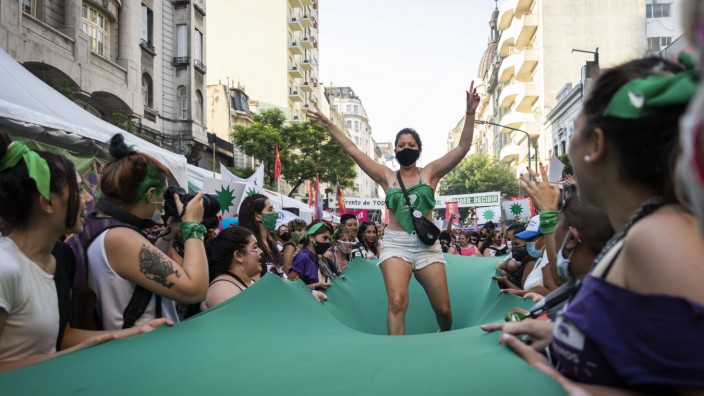 Argentinien, Demonstranten bejubeln in Buenos Aires die Reform des Abtreibungsgesetzes December 29, 2020, Buenos Aires,