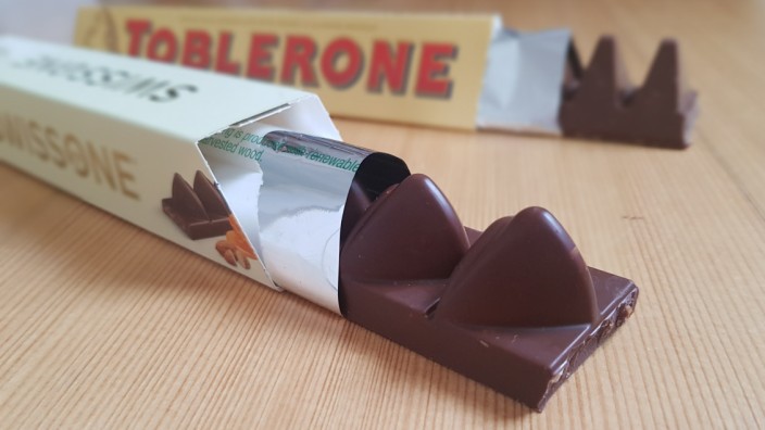Schweizer Schokolade: Same, same, but different? Die Schokoriegel von Toblerone und Swissone im Vergleich.