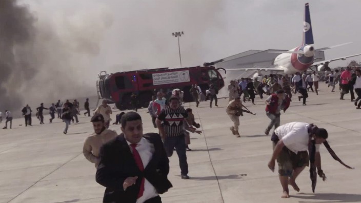 Jemen: Menschen flüchten, nachdem es am Flughafen in Aden eine heftige Explosion gegeben hat.