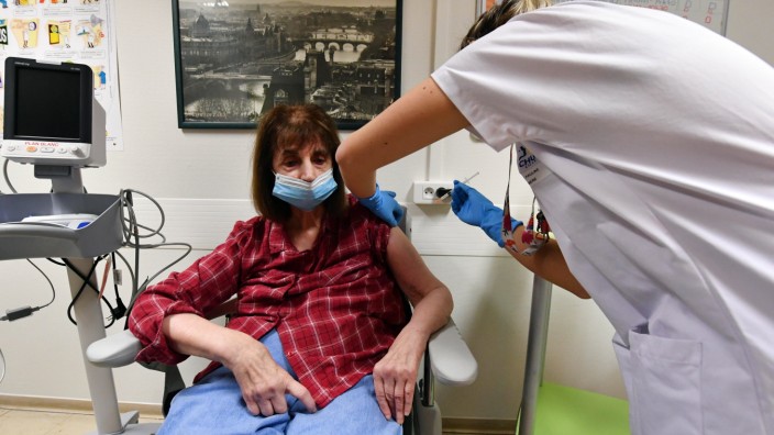 (201228) -- LILLE (FRANCE), Dec. 28, 2020 -- A woman receives a dose of COVID-19 vaccine in Lille, France, on Dec. 28,
