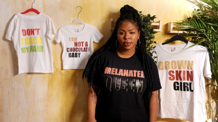 Rassismus-Bekämpfung durch Mode: Joana Mayr entwirft T-Shirts mit verschiedenen Aufdrücken - und setzt damit ein Zeichen gegen Rassismus.