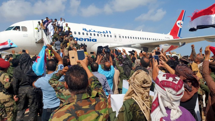 Jemen: Momente vor der Explosion: Mitglieder des neuen Einheitskabinetts verlassen am Flughafen in Aden eine Maschine, die sie aus Riad zurück nach Jemen gebracht hat.