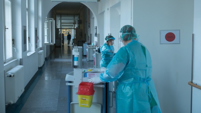 Corona-Pandemie: Die Pflegekräfte sind derzeit enorm unter Druck - auch weil viele selbst krank sind.
