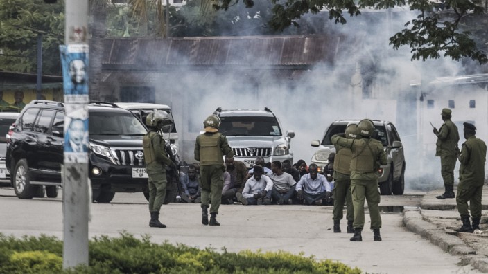 Afrika: Am Boden: Oppositionelle auf der Insel Sansibar protestieren gegen den tansanischen Präsidenten John Magufuli, Spitzname "Bulldozer".