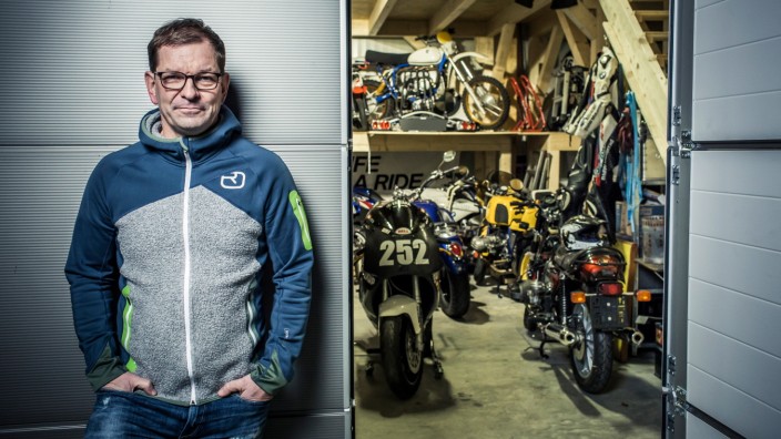Markus Duesmann, Audi AG Vorstandsvorsitzender, in seiner Schrauber-Garage bei seiner Leidenschaft und Hobby Motorrad