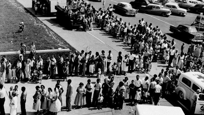 Polio-Impfung: Im August 1959 warten Dutzende Familien in Evansville, Indiana, auf die Polio-Immunisierung. 14 000 Personen wurden dort an diesem Tag geimpft.