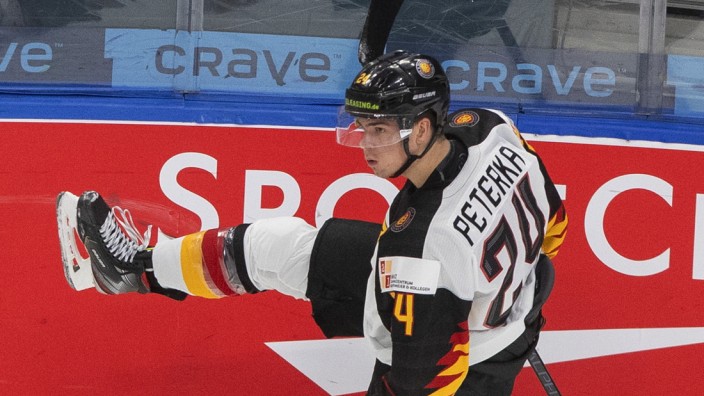 Eishockey: "Unglaublich guter Spieler": John Peterka feiert einen seiner vier Treffer bei der Junioren-WM in Kanada.