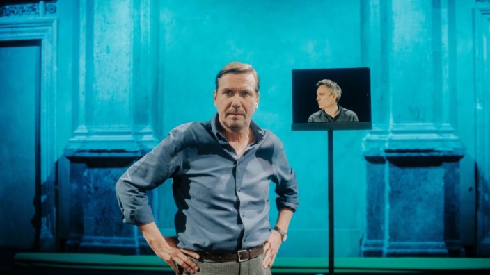 Burgtheater: Michael Maertens steht mit Videobildern seiner Zuschauer auf der Bühne, in der Videoperformance "Die Maschine in mir" am Burgtheater.
