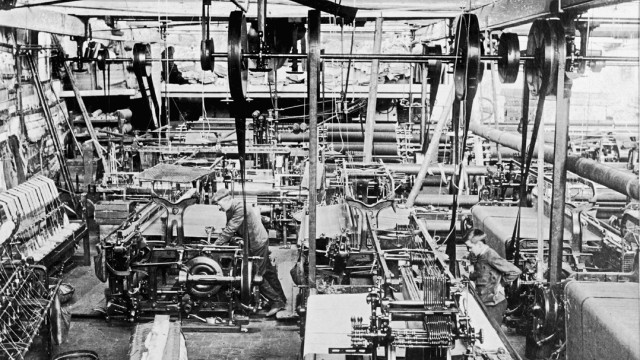 Chronik von Tirschenreuth: Einst war die Nordoberpfalz ein Zentrum der Porzellan- und Tuchmacherindustrie (oben ein Websaal um 1910); in den vergangenen Jahrzehnten hatte die Region dann mit dem Strukturwandel zu kämpfen.