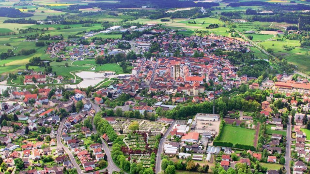 Chronik von Tirschenreuth: Heute bescheinigen Wirtschaftsforscher der Stadt Tirschenreuth (im Bild eine Luftaufnahme von 2015) herausragende Dynamik.
