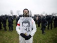 Ein Demonstrant posiert mit einem im Stile Adolf Hitler verfremdeten Konterfei von Markus Söder, betitelt als Södolf ,