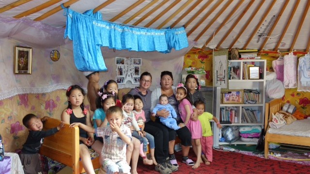Solln: Großes Herz: In der Mongolei hilft Happy Bambini unter anderem einer jungen Frau, die in ihrer Jurte viele Kinder aufgenommen hat.