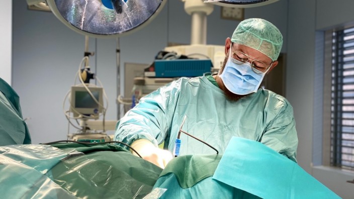 Plastische Chirurgie: Nicht zuletzt mit geschlechtsangleichenden Operationen wurde Taskovs Abteilung zur wirtschaftlich gewinnbringendsten Abteilung am Klinikum Erding.