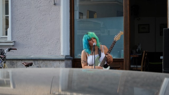 Elena Rud bei einem Straßenkonzert in München.