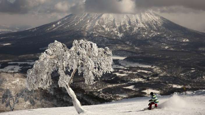 Skifahren in Niseko, Japan: Abfahrt mit Blick auf den erloschenen Vulkan Yotei