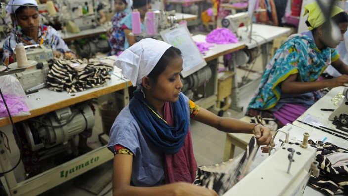 Textilindustrie: Näherinnen in einer Fabrik in Dhaka, der Hauptstadt von Bangladesch. Die Frauen arbeiten oft zu Löhnen, von denen sie nicht leben können.