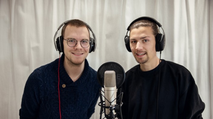 Zwei Dachauer im Podcast: Machen jetzt einen Podcast: Die beiden Dachauer Simon Steinhuber (links) und Lutz Brack sprechen in "Liedzeit" alle zwei Wochen über einen Song, den einer der beiden auswählt. Neben der musikalischen Analyse geht es auch um historische Hintergründe.