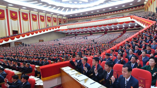 Nordkorea: Mit Parteibuch aber ohne Mund-Nase-Schutz: Kongress der herrschenden Arbeiterpartei in Nordkorea.